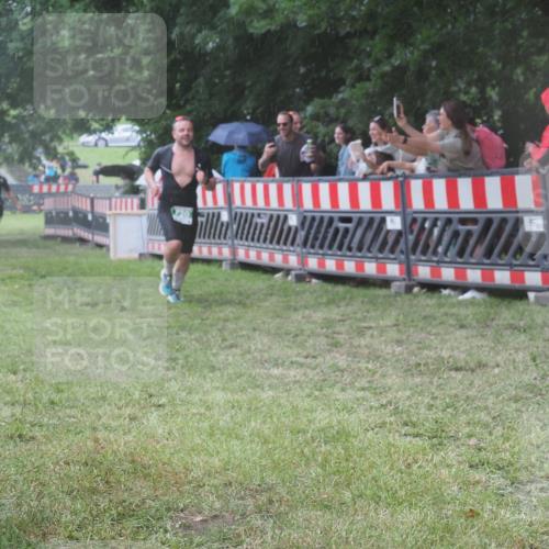 21.06.2025 - 27. Vierlanden-Triathlon KatJ http://msf.ph/oto/8032475 15.06.2025 13:43:19 Ziel 720, 945 meine-sportfotos.de