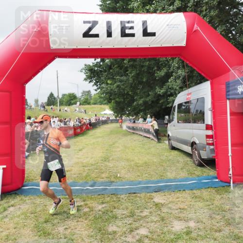 21.06.2025 - 27. Vierlanden-Triathlon MichiJ http://msf.ph/oto/8032477 15.06.2026 12:51:09 Ziel 695 meine-sportfotos.de