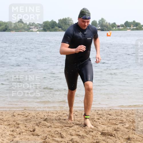 15.06.2025 - 27. Vierlanden-Triathlon Lena Gebhardt http://msf.ph/oto/8032484 15.06.2025 11:14:30 Schwimmen 833, 958 meine-sportfotos.de