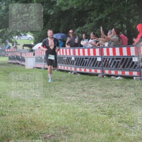 21.06.2025 - 27. Vierlanden-Triathlon KatJ http://msf.ph/oto/8032486 15.06.2025 13:43:19 Ziel 720, 945 meine-sportfotos.de