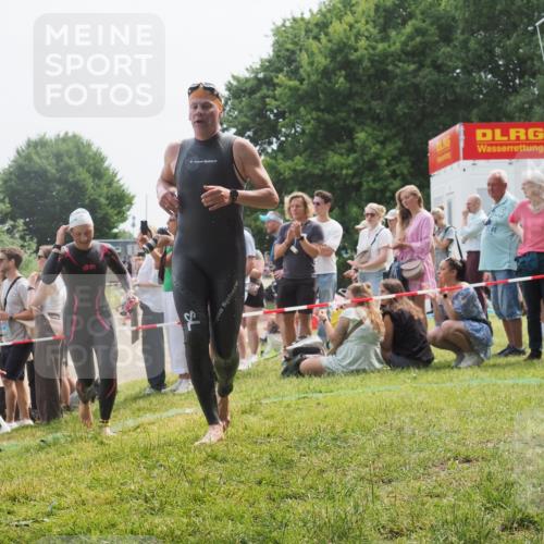 15.06.2025 - 27. Vierlanden-Triathlon KatJ http://msf.ph/oto/8032490 15.06.2025 11:12:52 Schwimmen 858, 928, 982 meine-sportfotos.de