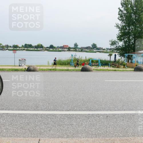 15.06.2025 - 27. Vierlanden-Triathlon H.Heesch http://msf.ph/oto/8032493 15.06.2025 11:37:37 Radfahren 90, 686, 727 meine-sportfotos.de
