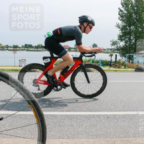 15.06.2025 - 27. Vierlanden-Triathlon H.Heesch http://msf.ph/oto/8032507 15.06.2025 11:37:40 Radfahren 90, 727 meine-sportfotos.de