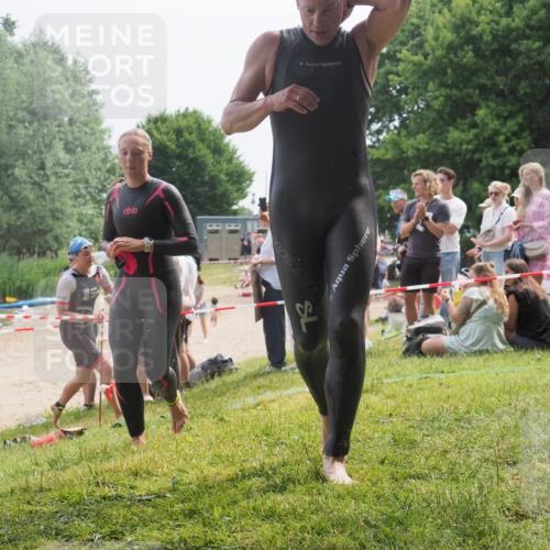 15.06.2025 - 27. Vierlanden-Triathlon KatJ http://msf.ph/oto/8032512 15.06.2025 11:12:53 Schwimmen 858, 928, 982 meine-sportfotos.de