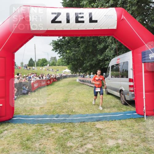 21.06.2025 - 27. Vierlanden-Triathlon MichiJ http://msf.ph/oto/8032535 15.06.2026 12:51:18 Ziel 129 meine-sportfotos.de