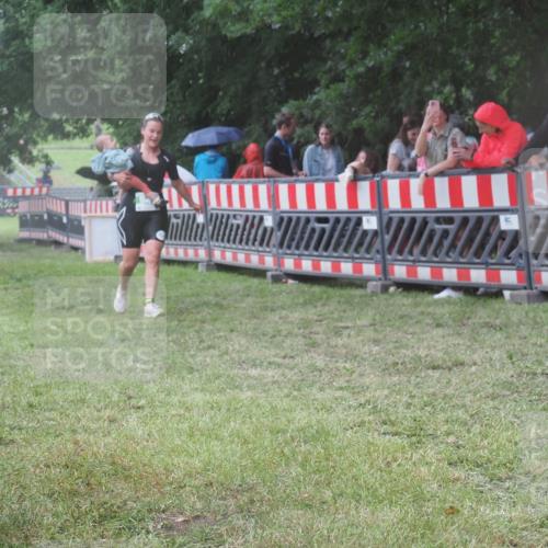 21.06.2025 - 27. Vierlanden-Triathlon KatJ http://msf.ph/oto/8032538 15.06.2025 13:43:24 Ziel 144, 945 meine-sportfotos.de