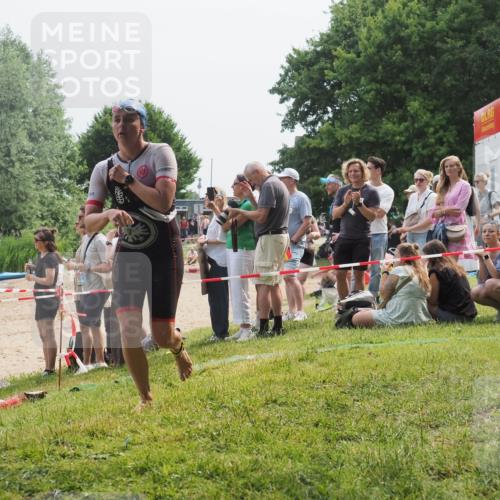 15.06.2025 - 27. Vierlanden-Triathlon KatJ http://msf.ph/oto/8032539 15.06.2025 11:12:55 Schwimmen 858, 928, 982 meine-sportfotos.de