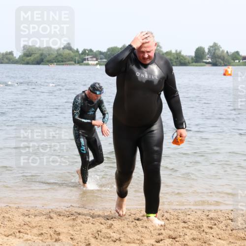 15.06.2025 - 27. Vierlanden-Triathlon Lena Gebhardt http://msf.ph/oto/8032544 15.06.2025 11:14:49 Schwimmen 798, 812 meine-sportfotos.de
