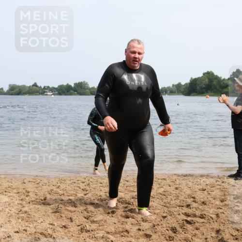 15.06.2025 - 27. Vierlanden-Triathlon Lena Gebhardt http://msf.ph/oto/8032552 15.06.2025 11:14:51 Schwimmen 798, 812 meine-sportfotos.de
