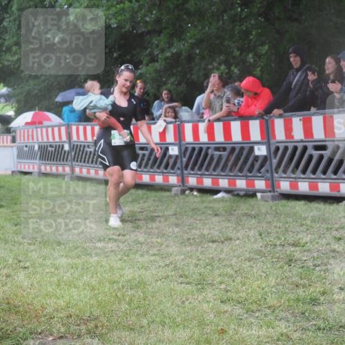 21.06.2025 - 27. Vierlanden-Triathlon KatJ http://msf.ph/oto/8032568 15.06.2025 13:43:25 Ziel 144, 945 meine-sportfotos.de