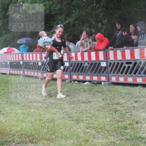 21.06.2025 - 27. Vierlanden-Triathlon KatJ http://msf.ph/oto/8032582 15.06.2025 13:43:25 Ziel 144, 945 meine-sportfotos.de
