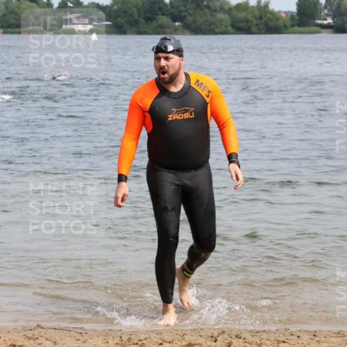 15.06.2025 - 27. Vierlanden-Triathlon Lena Gebhardt http://msf.ph/oto/8032588 15.06.2025 11:15:11 Schwimmen 826 meine-sportfotos.de