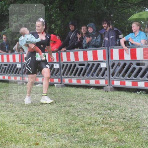 21.06.2025 - 27. Vierlanden-Triathlon KatJ http://msf.ph/oto/8032606 15.06.2025 13:43:26 Ziel 144, 945 meine-sportfotos.de