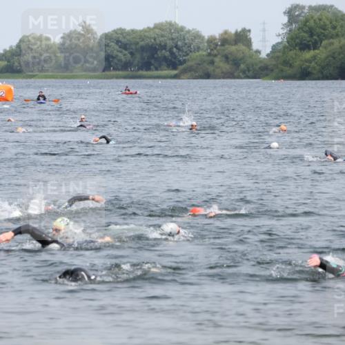 15.06.2025 - 27. Vierlanden-Triathlon Lena Gebhardt http://msf.ph/oto/8032617 15.06.2025 11:15:23 Schwimmen 826 meine-sportfotos.de