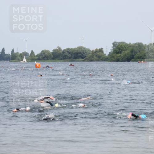 15.06.2025 - 27. Vierlanden-Triathlon Lena Gebhardt http://msf.ph/oto/8032629 15.06.2025 11:15:25 Schwimmen 826 meine-sportfotos.de