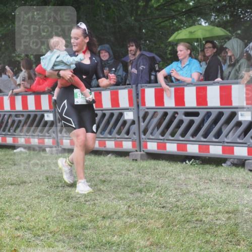 21.06.2025 - 27. Vierlanden-Triathlon KatJ http://msf.ph/oto/8032630 15.06.2025 13:43:26 Ziel 144, 945 meine-sportfotos.de