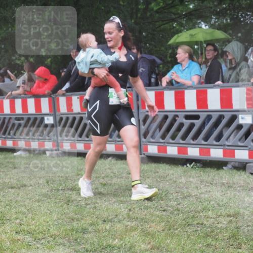 21.06.2025 - 27. Vierlanden-Triathlon KatJ http://msf.ph/oto/8032643 15.06.2025 13:43:26 Ziel 144, 945 meine-sportfotos.de