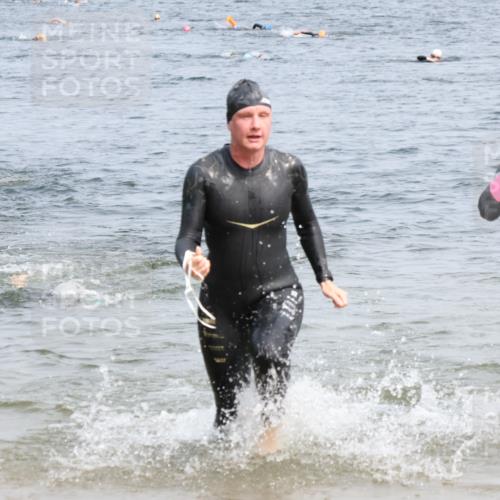 15.06.2025 - 27. Vierlanden-Triathlon Lena Gebhardt http://msf.ph/oto/8032644 15.06.2025 11:15:37 Schwimmen 881, 927, 960 meine-sportfotos.de