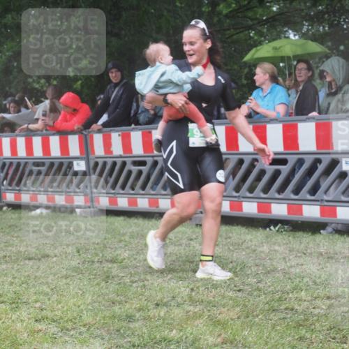 21.06.2025 - 27. Vierlanden-Triathlon KatJ http://msf.ph/oto/8032650 15.06.2025 13:43:27 Ziel 144, 945 meine-sportfotos.de