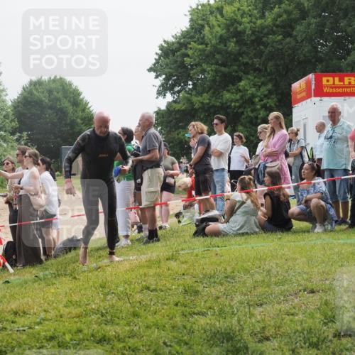 15.06.2025 - 27. Vierlanden-Triathlon KatJ http://msf.ph/oto/8032653 15.06.2025 11:13:47 Schwimmen 966 meine-sportfotos.de