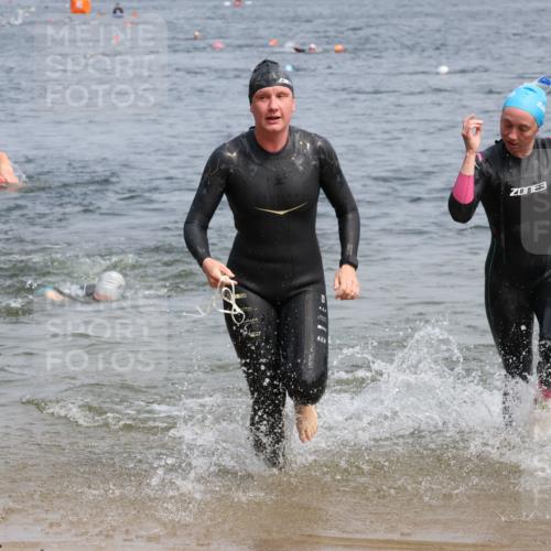 15.06.2025 - 27. Vierlanden-Triathlon Lena Gebhardt http://msf.ph/oto/8032655 15.06.2025 11:15:38 Schwimmen 881, 919, 927, 946, 960 meine-sportfotos.de