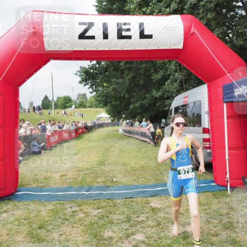 21.06.2025 - 27. Vierlanden-Triathlon MichiJ http://msf.ph/oto/8032659 15.06.2026 12:52:11 Ziel 979 meine-sportfotos.de