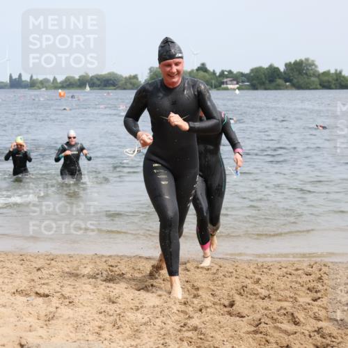 15.06.2025 - 27. Vierlanden-Triathlon Lena Gebhardt http://msf.ph/oto/8032674 15.06.2025 11:15:40 Schwimmen 881, 919, 927, 946, 960 meine-sportfotos.de
