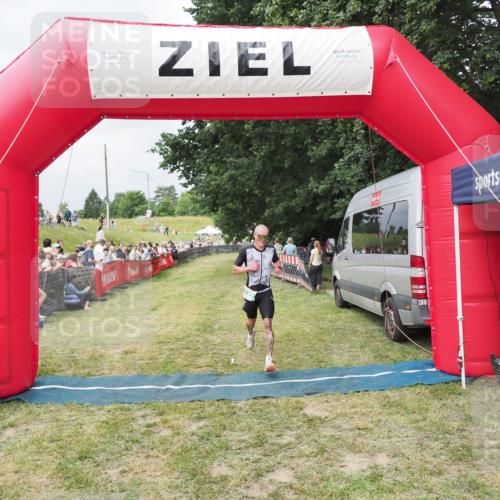 21.06.2025 - 27. Vierlanden-Triathlon MichiJ http://msf.ph/oto/8032686 15.06.2026 12:52:38 Ziel 735 meine-sportfotos.de