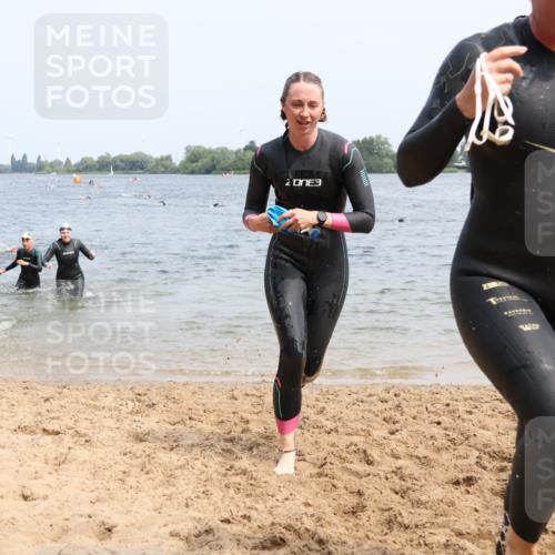 15.06.2025 - 27. Vierlanden-Triathlon Lena Gebhardt http://msf.ph/oto/8032700 15.06.2025 11:15:41 Schwimmen 881, 919, 927, 946, 960 meine-sportfotos.de