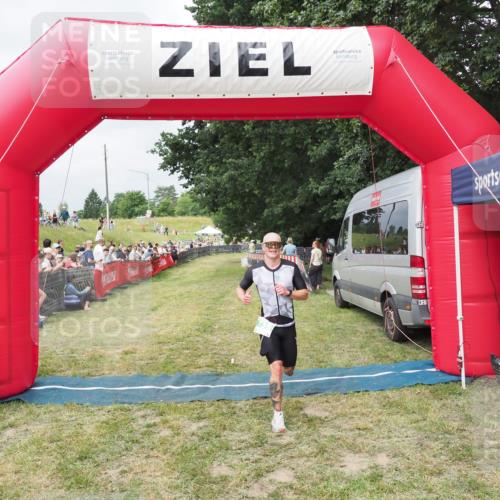 21.06.2025 - 27. Vierlanden-Triathlon MichiJ http://msf.ph/oto/8032710 15.06.2026 12:52:38 Ziel 735 meine-sportfotos.de