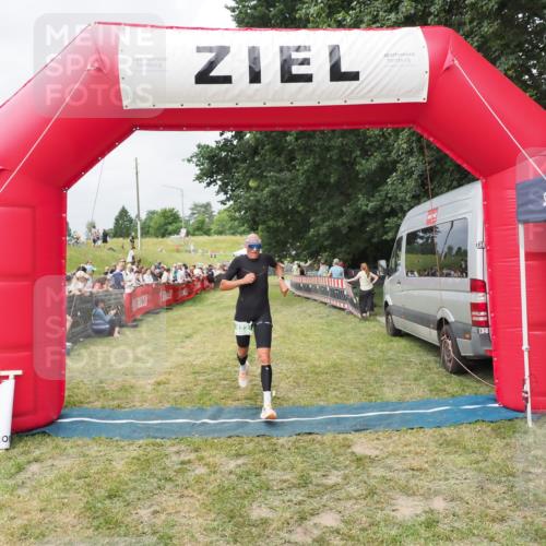 21.06.2025 - 27. Vierlanden-Triathlon MichiJ http://msf.ph/oto/8032731 15.06.2026 12:53:03 Ziel 822 meine-sportfotos.de