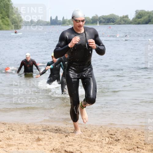 15.06.2025 - 27. Vierlanden-Triathlon Lena Gebhardt http://msf.ph/oto/8032732 15.06.2025 11:15:43 Schwimmen 881, 919, 927, 946, 951, 960 meine-sportfotos.de