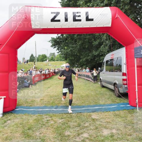 21.06.2025 - 27. Vierlanden-Triathlon MichiJ http://msf.ph/oto/8032733 15.06.2026 12:53:03 Ziel 822 meine-sportfotos.de