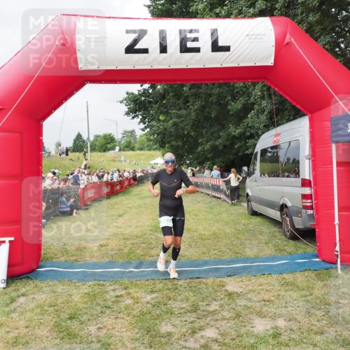 21.06.2025 - 27. Vierlanden-Triathlon MichiJ http://msf.ph/oto/8032738 15.06.2026 12:53:03 Ziel 822 meine-sportfotos.de
