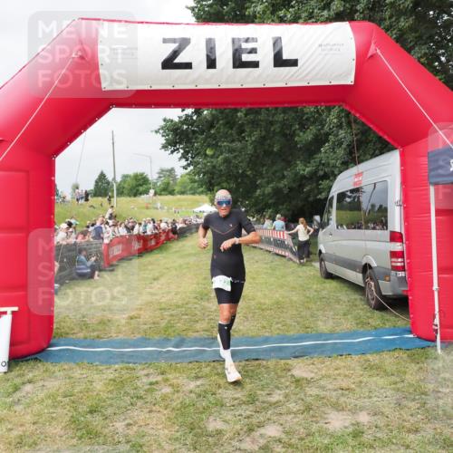 21.06.2025 - 27. Vierlanden-Triathlon MichiJ http://msf.ph/oto/8032740 15.06.2026 12:53:03 Ziel 822 meine-sportfotos.de