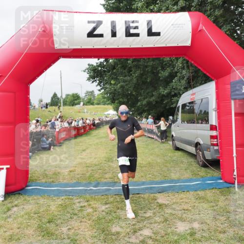 21.06.2025 - 27. Vierlanden-Triathlon MichiJ http://msf.ph/oto/8032745 15.06.2026 12:53:03 Ziel 822 meine-sportfotos.de