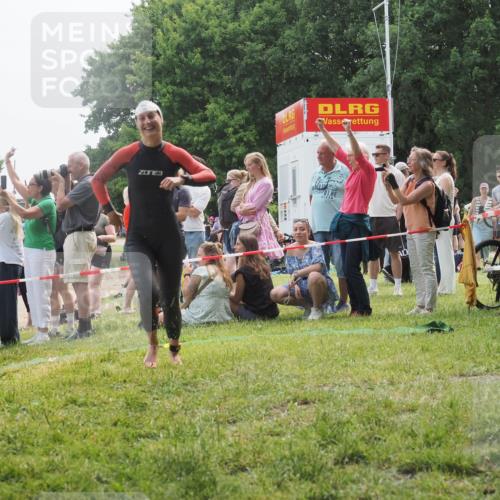 15.06.2025 - 27. Vierlanden-Triathlon KatJ http://msf.ph/oto/8032746 15.06.2025 11:14:05 Schwimmen 800, 904, 920 meine-sportfotos.de