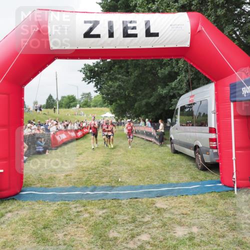 21.06.2025 - 27. Vierlanden-Triathlon MichiJ http://msf.ph/oto/8032749 15.06.2026 12:53:14 Ziel 989, 991, 992, 993 meine-sportfotos.de