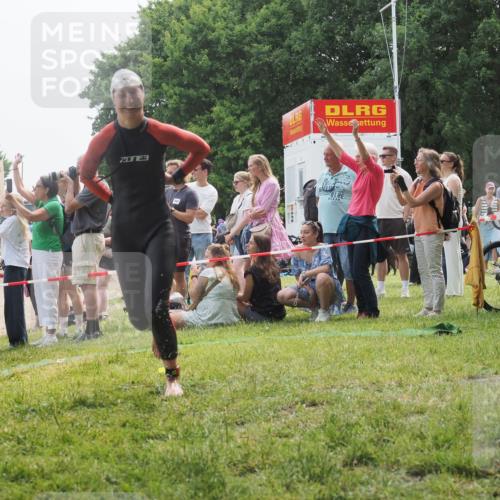 15.06.2025 - 27. Vierlanden-Triathlon KatJ http://msf.ph/oto/8032771 15.06.2025 11:14:06 Schwimmen 800, 904, 920 meine-sportfotos.de