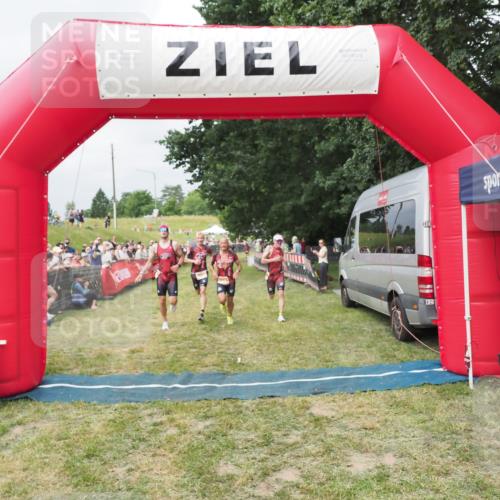 21.06.2025 - 27. Vierlanden-Triathlon MichiJ http://msf.ph/oto/8032778 15.06.2026 12:53:15 Ziel 989, 991, 992, 993 meine-sportfotos.de