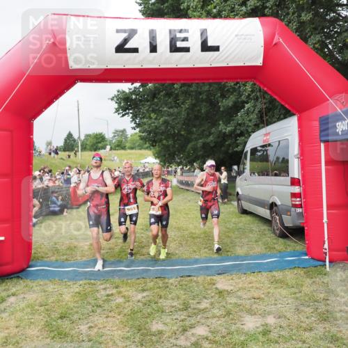 21.06.2025 - 27. Vierlanden-Triathlon MichiJ http://msf.ph/oto/8032804 15.06.2026 12:53:16 Ziel 989, 991, 992, 993 meine-sportfotos.de