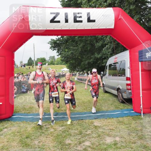 21.06.2025 - 27. Vierlanden-Triathlon MichiJ http://msf.ph/oto/8032809 15.06.2026 12:53:16 Ziel 989, 991, 992, 993 meine-sportfotos.de