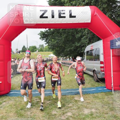 21.06.2025 - 27. Vierlanden-Triathlon MichiJ http://msf.ph/oto/8032821 15.06.2026 12:53:16 Ziel 989, 991, 992, 993 meine-sportfotos.de