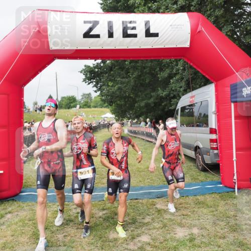 21.06.2025 - 27. Vierlanden-Triathlon MichiJ http://msf.ph/oto/8032826 15.06.2026 12:53:16 Ziel 989, 991, 992, 993 meine-sportfotos.de