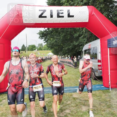 21.06.2025 - 27. Vierlanden-Triathlon MichiJ http://msf.ph/oto/8032836 15.06.2026 12:53:17 Ziel 989, 991, 992, 993 meine-sportfotos.de