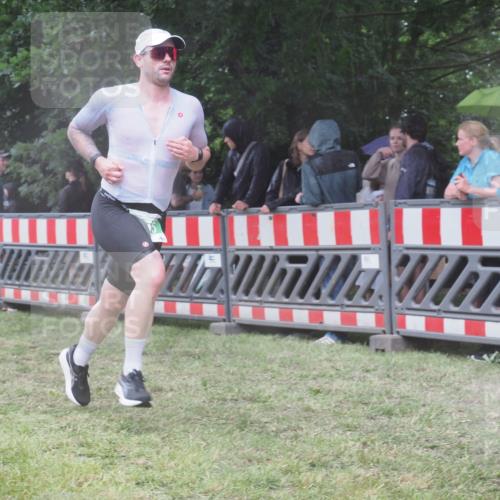 21.06.2025 - 27. Vierlanden-Triathlon KatJ http://msf.ph/oto/8032837 15.06.2025 13:43:57 Ziel 655 meine-sportfotos.de