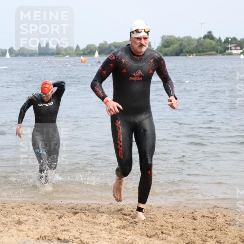 15.06.2025 - 27. Vierlanden-Triathlon Lena Gebhardt http://msf.ph/oto/8032838 15.06.2025 11:15:53 Schwimmen 792, 919, 946, 951, 960, 963 meine-sportfotos.de