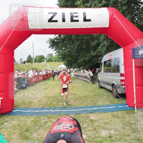 21.06.2025 - 27. Vierlanden-Triathlon MichiJ http://msf.ph/oto/8032848 15.06.2026 12:53:24 Ziel 35, 732 meine-sportfotos.de
