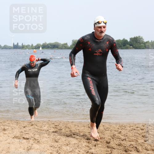 15.06.2025 - 27. Vierlanden-Triathlon Lena Gebhardt http://msf.ph/oto/8032849 15.06.2025 11:15:54 Schwimmen 792, 919, 946, 951, 963 meine-sportfotos.de