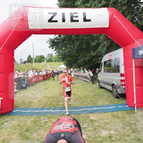 21.06.2025 - 27. Vierlanden-Triathlon MichiJ http://msf.ph/oto/8032859 15.06.2026 12:53:24 Ziel 35, 732 meine-sportfotos.de